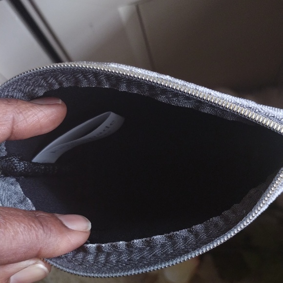 🔥5/$20 Kate Spade Coin Bag or free w/purchase of $20 or more - Picture 4 of 6